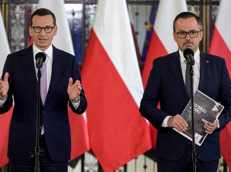 Mateusz Morawiecki i Marcin Horała podczas konferencji prasowej.