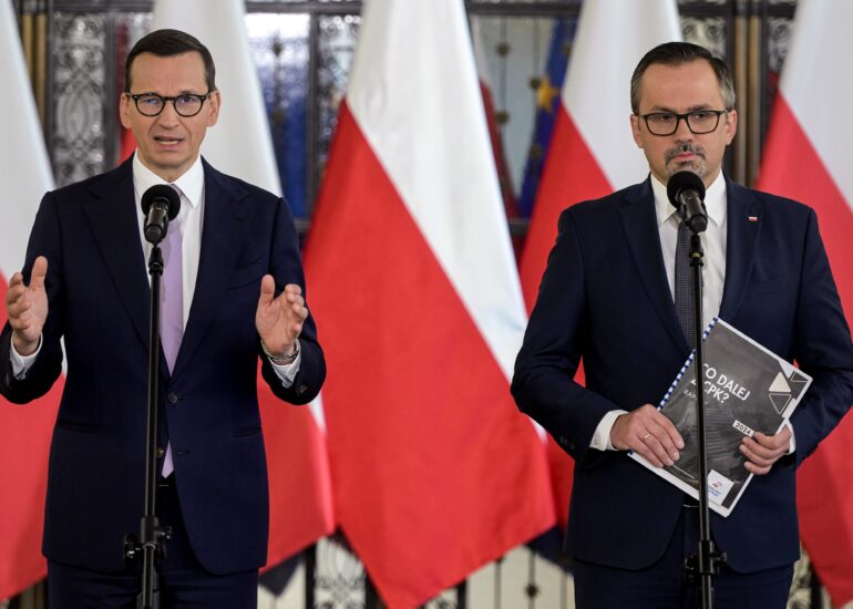 Mateusz Morawiecki i Marcin Horała podczas konferencji prasowej.