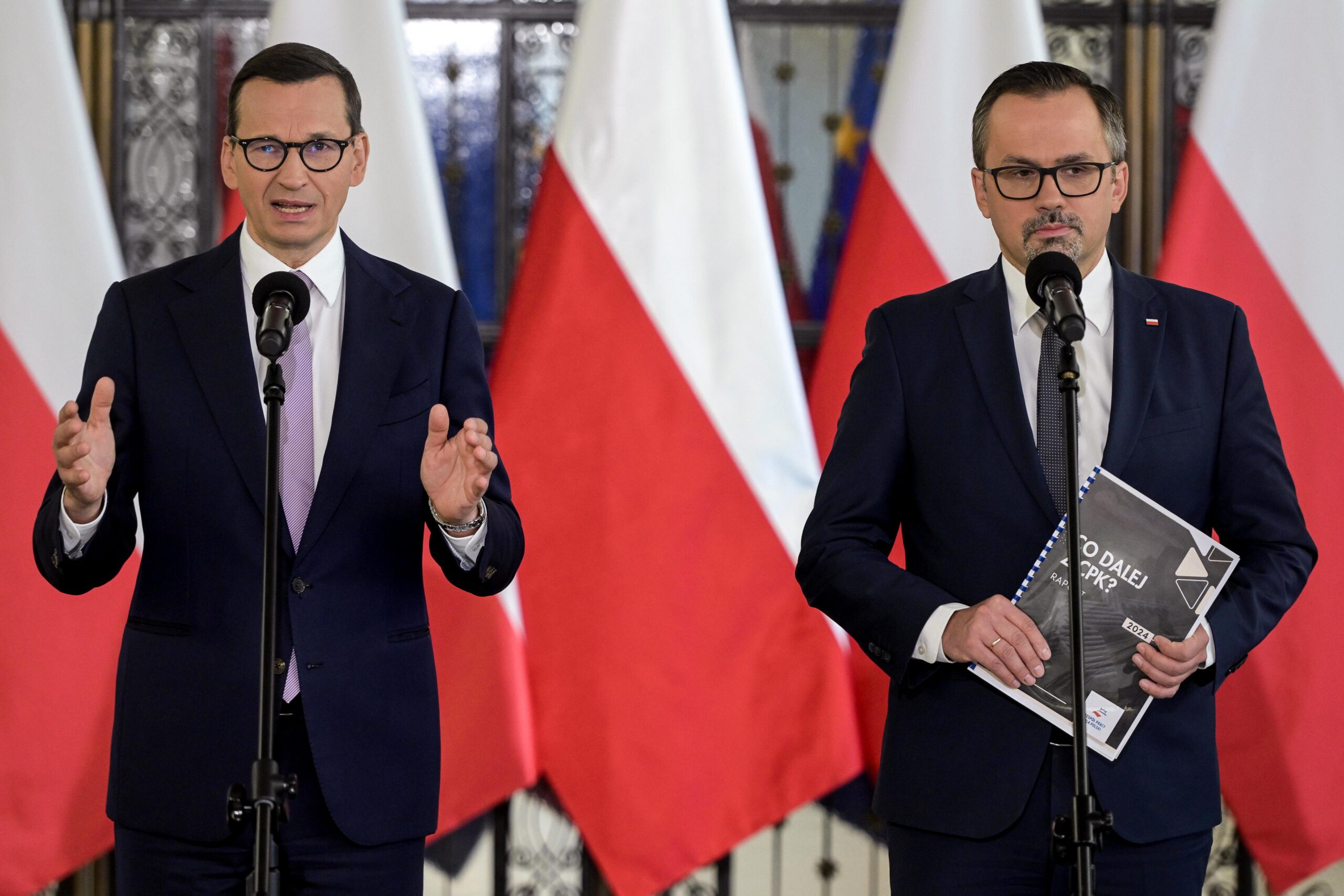 Mateusz Morawiecki i Marcin Horała podczas konferencji prasowej.